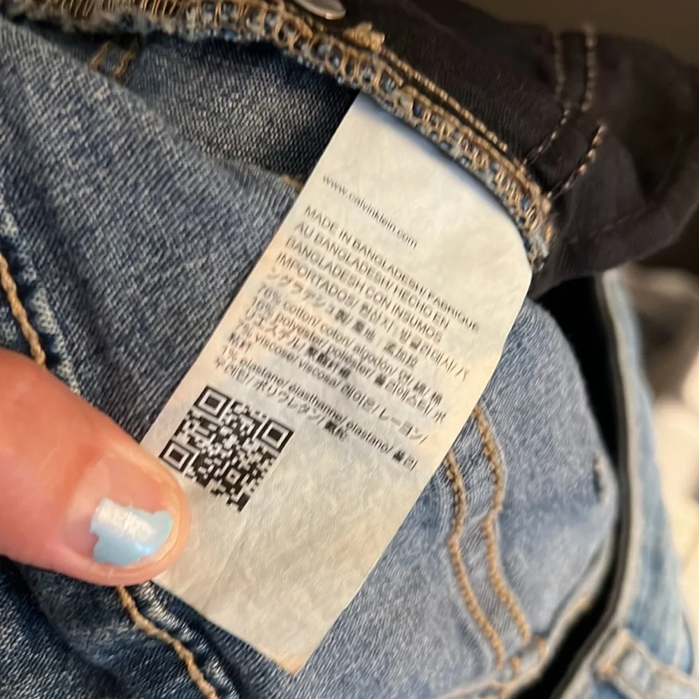 1 hour sale. Calvin Klein, slim boyfriend jeans, size 4 - Picture 4 of 7